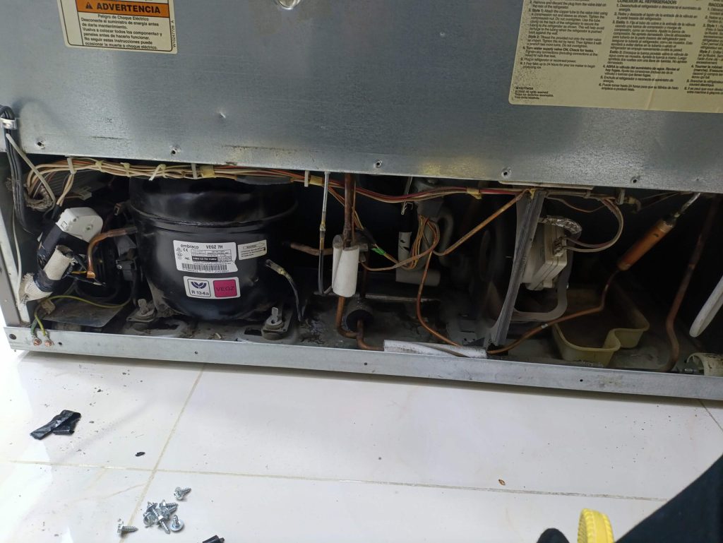 گرفتگی کویل‌ها و گردوغبار پشت یخچال