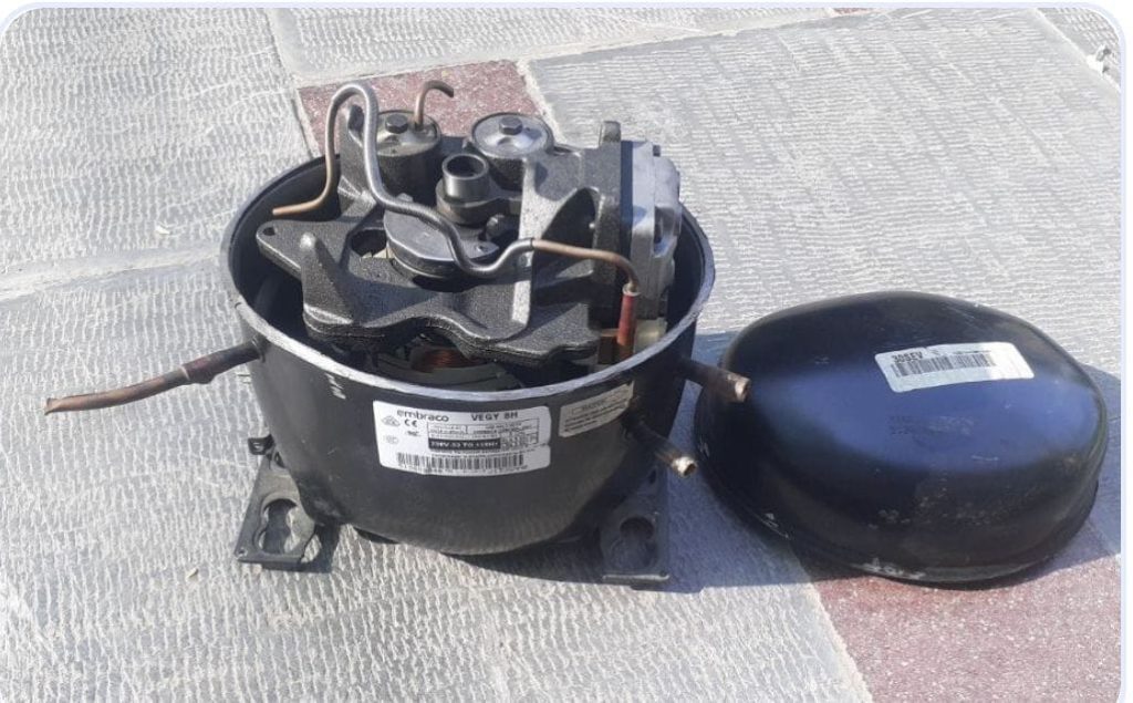 تعمیرکار یخچال جنرال الکتریک در اصفهان در حال تست کمپرسور ساید جنرال الکتریک